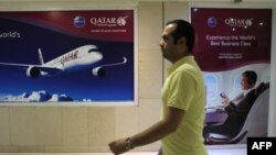 Иранский мужчина рядом с офисом представительства Qatar Airways в Тегеране. 6 июня 2017 года.