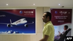 Иранский мужчина рядом с офисом представительства Qatar Airways в Тегеране. 6 июня 2017 года.