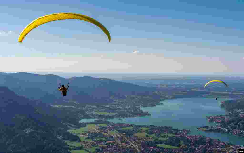 Letenje zmajem pruža veličanstven pogled na jezero Tegernsee i grad&nbsp;Rottach-Egern, južna Bavarska, Njemačka.&nbsp;(epa/Matthias Balk)