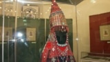 Жемчужиной собрания является редкий женский головной убор цилиндрической формы, украшенный ювелирными подвесками различной формы с прикрепленным нагрудником и накосником