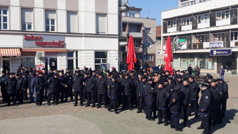 Protest policajaca u Bihaću: 'Jednak tretman za sve budžetske korisnike'