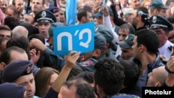 Armenia - Opponents of constitutional changes scuffle with riot police outside the parliament building in Yerevan, 5Oct2015.