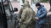 Россияне все же вывезли украинских военных из Крыма в Россию