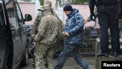 Одного из украинских моряков выводят из здания суда в Симферополе, 27 ноября 2018 год 