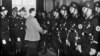 Канцлер Німеччини Адольф Гітлер (у цивільному) потискає руки молодим бійцям елітного підрозділу СС. Третій зліва – керівник гестапо Генріх Гіммлер. Берлін, 1937 рік (ілюстраційне фото)