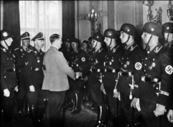 Адольф Гітлер паціскае рукі эсэсаўцам, Бэрлін 1937