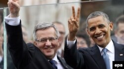 Barack Obama dhe Bronislaw Komorowski (majtas) gjatë një takimi të mëparshëm 