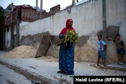 Femei tunisiene din Duar Hicher, oraș tunisian afectat puternic de sărăcie