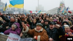 Люди протестуют в центре Киева. 9 февраля 2014 года.