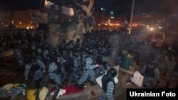 Силовики спецпідрозділу МВС «Беркут» під час розгону учасників акції на підтримку євроінтеграції України на майдані Незалежності у Києві, в ніч на 30 листопада 2013 року
