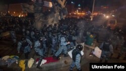 «Беркут» розганяє мирну акцію протесту на Майдані в Києві, 30 листопада 2013 року