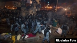 Бійці «Беркута» розганяють мітингувальників на майдані Незалежності в Києві, 30 листопада 2013 року