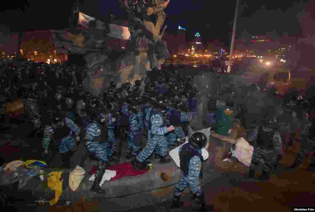 30 ноябрь төнендә 4:30 тирәсендә Беркут көчләре Бәйсезлек мәйданындагы демонстрациячеләрне тупас көч белән куып таратты.