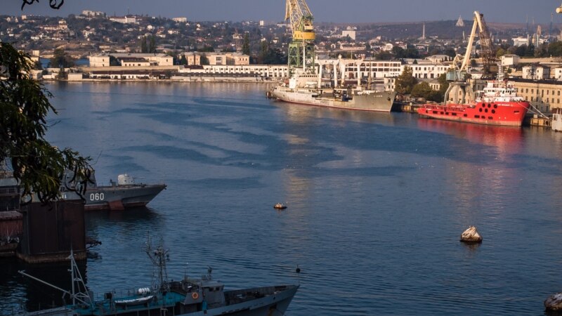 Частично затопленную в Севастополе подводную лодку отбуксировали к причалу – СМИ