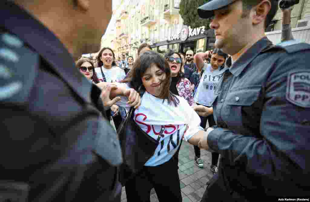 Полиция задерживает участницу акции в защиту прав женщин. 20 октября 2019 года.
