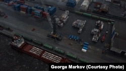 Разгрузка «урановых хвостов» в порту Санкт-Петербурга