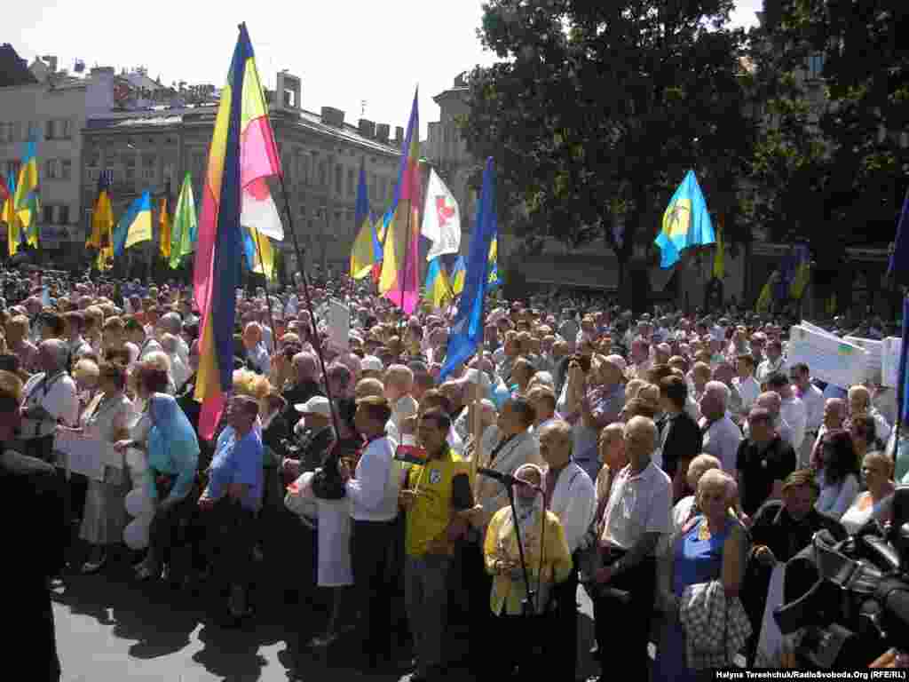 Мітинг біля монумента Тарасу Шевченку.