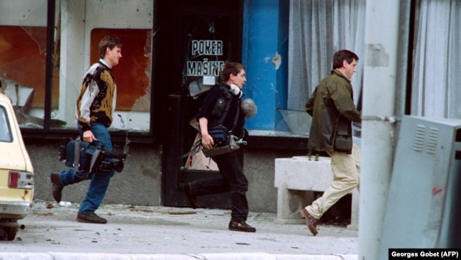 Medijska ekipa bježi pod vatrom snajpera, Sarajevo, maj 1992