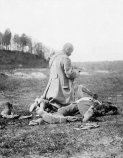 Un preot lângă un soldat polonez muribund.
