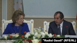 Спикер Совета Федерации РФ Валентина Матвиенко и глава верхней палаты парламента Таджикистана Махмадсаид Убайдуллоев