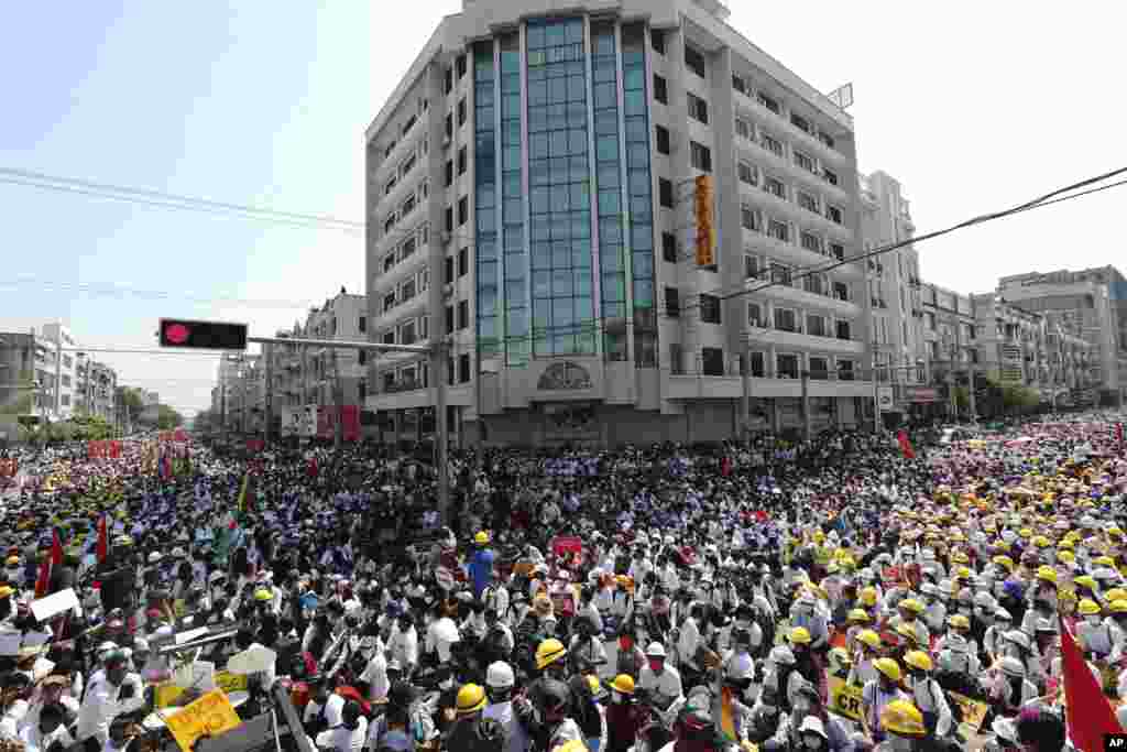 Mijëra protestues u mblodhën afër stacionit hekurudhor në Mandalay të Mianmarit më 22 shkurt. (Foto: AP).