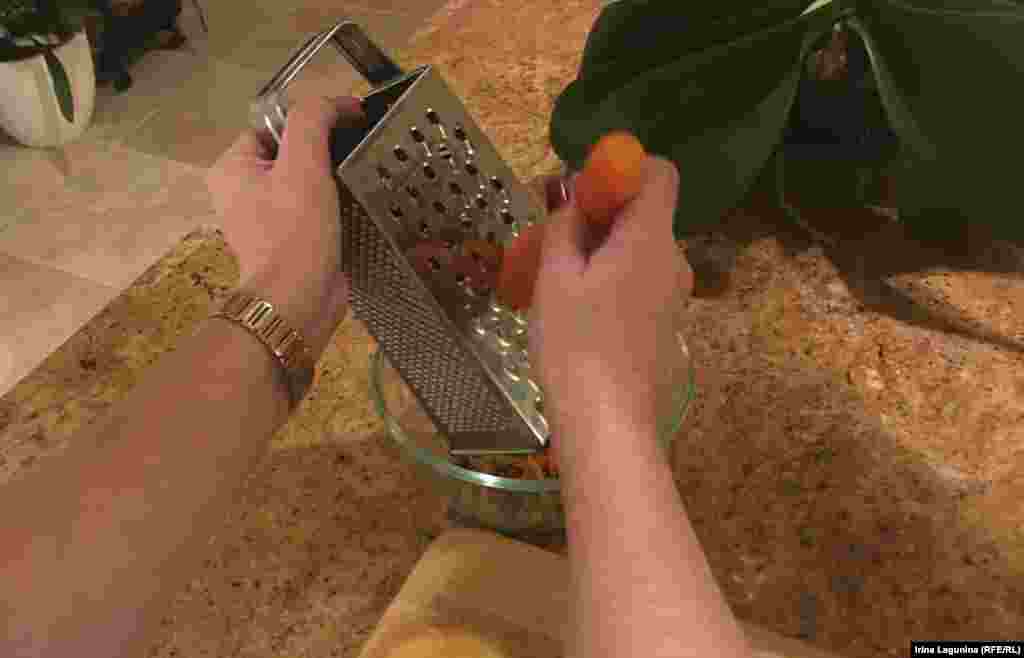 You can cut carrot in cubes like everything else. But I think that cubes gives the salad an overwhelming taste. This is my way of doing it.