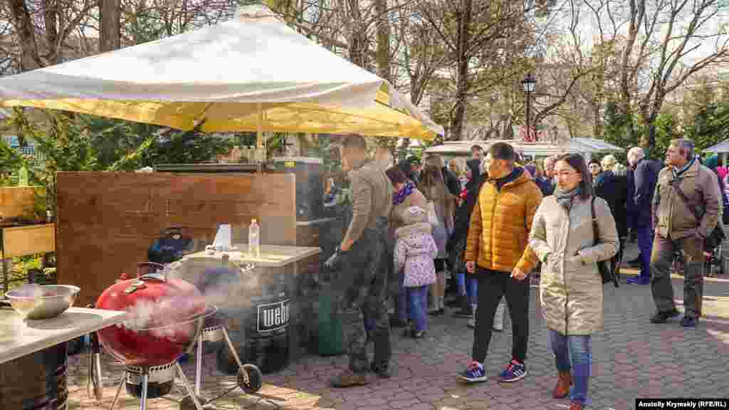 У парку торгували не тільки млинцями