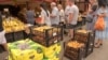 Торговля фруктами и овощами на оптово-розничном рынке «Привоз». Симферополь, июль 2020 года