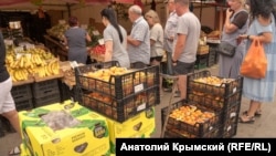 Торговля фруктами и овощами на оптово-розничном рынке «Привоз». Симферополь, июль 2020 года