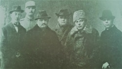 Grup de învățători și profesori români în Basarabia, în centru Mihai Sadoveanu și Ștefan Ciobanu (1918), sursa: Centrul de Cultură și Istorie Militară, Chișinău