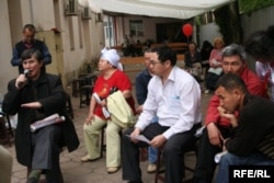 Полицейлер демонстранттардың жолын бөгеген соң белсенділер Жасарал Қуанышәлин (сол жақта) мен Ермек Нарымбаев (ақ көйлекті) "Алға" партиясының кеңсесі ауласында аштық жариялайтынын мәлімдеді. Алматы, 1 мамыр, 2010 жыл.