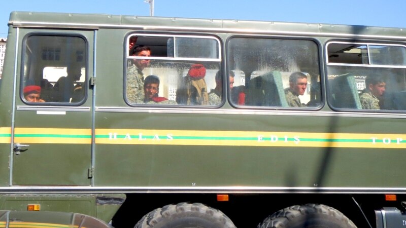 Serhetýakadaky harby bölümiň esgerleri iýmit we derman ýeter-ýetmezçiligine, agyr’ gulluk şertlerine ünsi çekýär