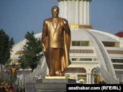 Türkmenistanyň ilkinji prezidenti Saparmyrat Nyýazowyň Aşgabatda oturdylan heýkeli. Arhiwden alyndy.