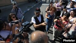 Павел Манукян на территории полка ППС беседует с журналистами, 23 июля 2016 г․ 