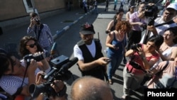 Отец Арама Манукяна Павел Манукян во время пресс-конференции на территории захваченного полка ППС, Ереван, 23 июля 2016 г.