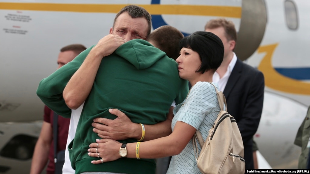 Матрос&nbsp;МБАК &laquo;Никополь&raquo; Сергій Цибізов в міцних батьківських обіймах