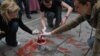 Mjesta gdje su padale granate po Sarajevu farbana su nakon rata u crvenu boju. Nazvane 'Crvene ruže' ostale su kao simbol rata i stradanja.