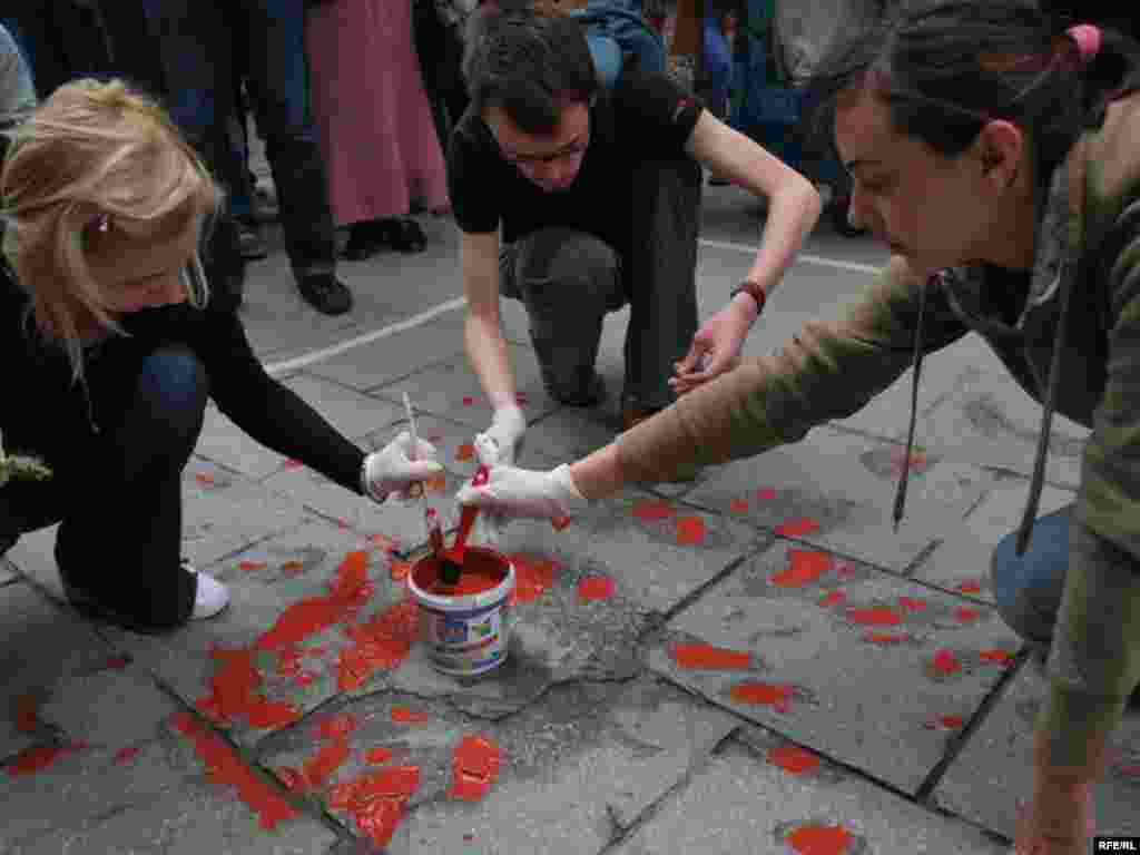 Bosna i Hercegovina - ¨Sarajevske ruže¨ - Dan grada Sarajeva obilježen je izmedju ostalog i obnavljanjem ¨Sarajevskih ruža¨. Mjesta gdje su padale granate, gdje su stradali civili postala su simbolom grada.