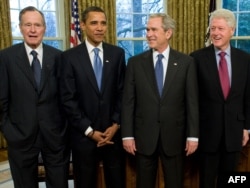 აშშ-ის ყოფილი პრეზიდენტები: ჯორჯ ბუში (უფროსი), ბარაკ ობამა, ჯორჯ ბუში (უმცროსი), ბილ კლინტონი. 2009 წელი