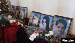 Фотографії шести членів сім'ї Аветисян під час похорон. Гюмрі, 15 січня 2015 року