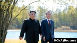 Președintele sud-corean Moon Jae-in cu Kim Jong Un la întîlnirea lor din septembrie 2018