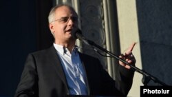 Armenia - Opposition leader Levon Zurabian speaks at an election campaign rally in Yerevan, 29Mar2017.