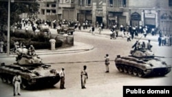 یکی دیگر از عکسهای معروف ۲۸ مرداد که تانکهای هوادار شاه و زاهدی را در خیابان نشان می‌دهد.
