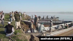 Fshatarët e fshatit Qarqeen në breg të lumit Amu në kufirin ndërmjet Turkmenisë dhe Afganistanit