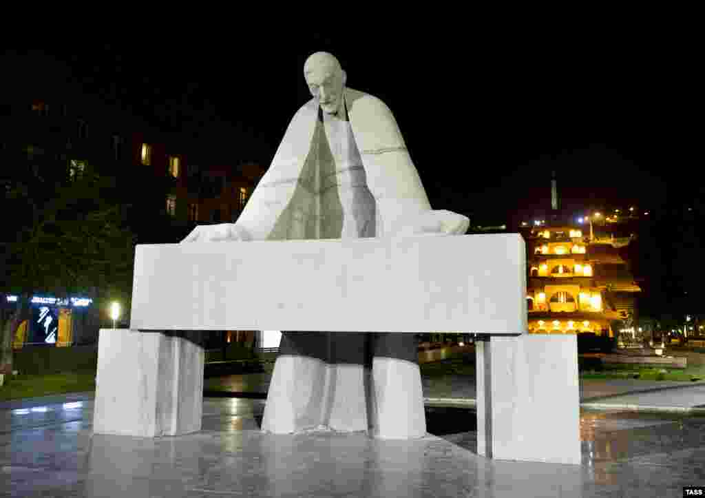 A monument to architect Alexander Tamanian, with his unique Grand Cascade structure in the background.