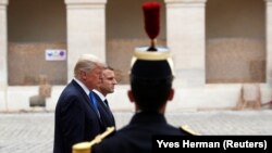 Presidenti francez Emmanuel Macron dhe presidenti i SHBA-së, Donald Trump, gjatë ceremonisë së pritjes në ndërtesën Invalides në Paris