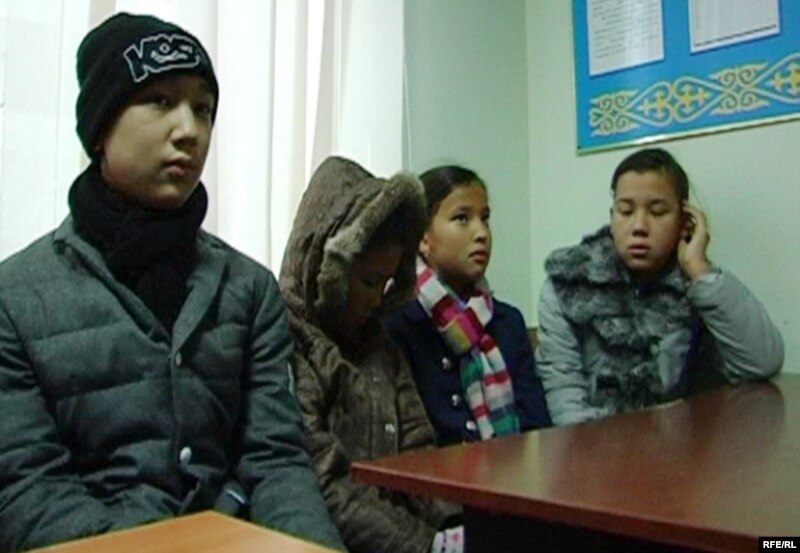 Дети Мухтара Джакишева в здании суда. Астана, 5 января 2010 года