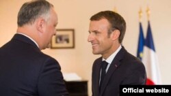 Una dintre pozele președintelui moldovean Igor Dodon cu Emmanuel Macron