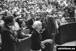 Позачергова сесія Верховної Ради, на якій ухвалили Акт проголошення Незалежності України. У сесійній залі (на передньому плані) – Лариса Скорик, Сергій Головатий, Іван Заєць, Володимир Яворівський