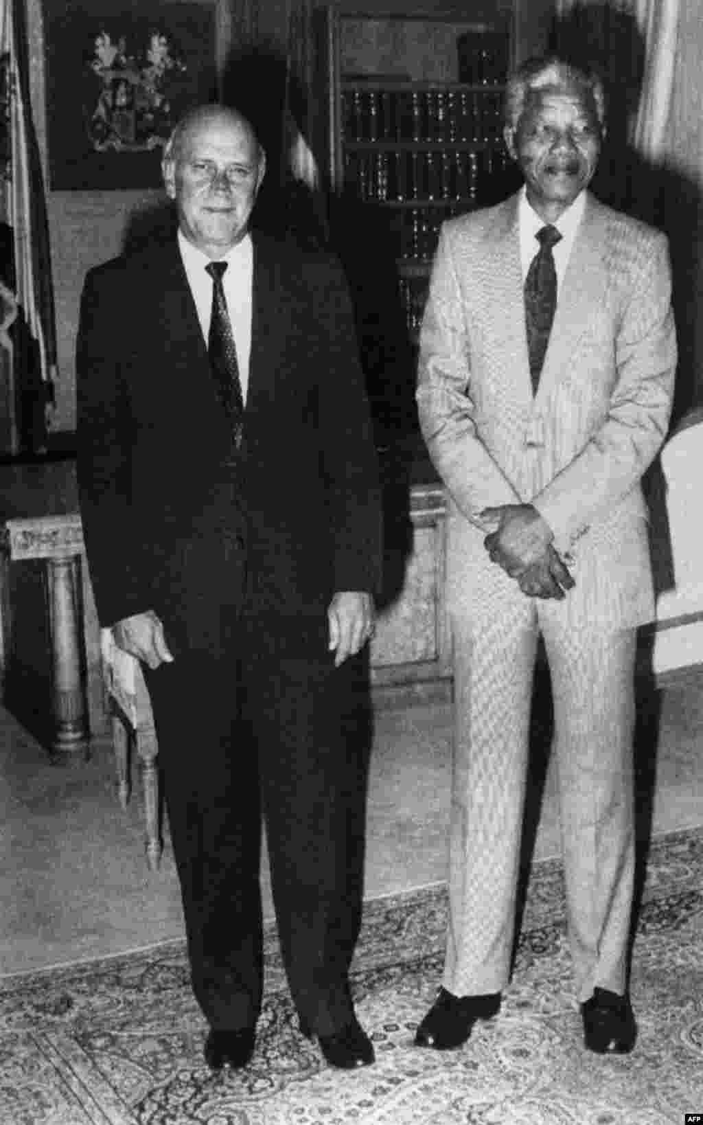 Претседателот на ЈАР Фредерик Де Клерк и Нелсон мандела, Кејптаун 9 февруари 1990.&nbsp;